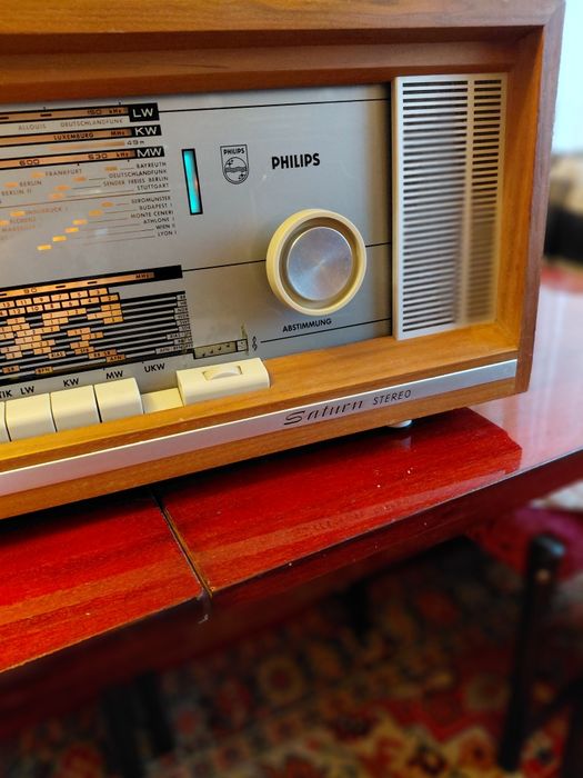 Radio cu lampi Philis-Saturn 851 Stereo.
