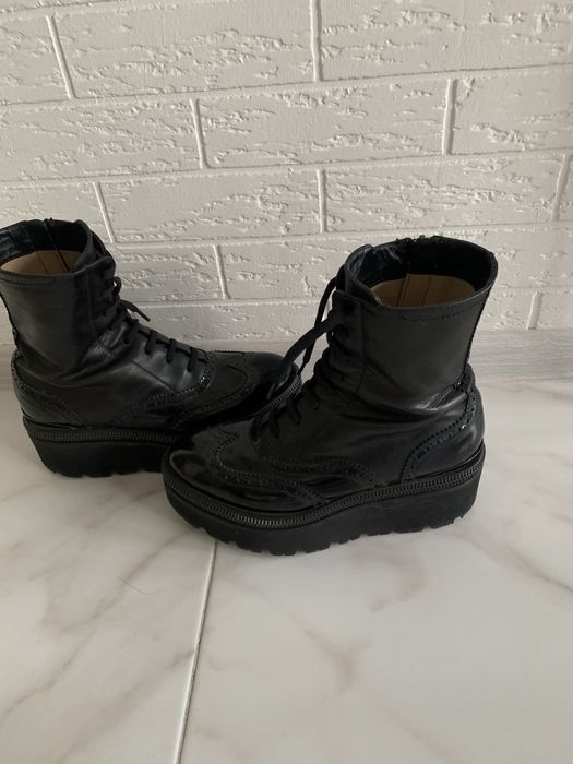 Продаю женские ботинки