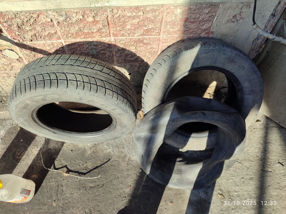 Продам шины лепучки 2 штук  рруолвлвоаоа