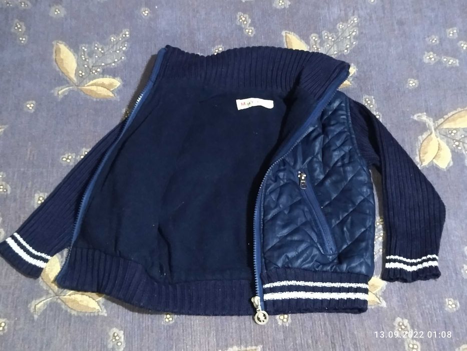 Синяя куртка, на 4 - 5 лет.