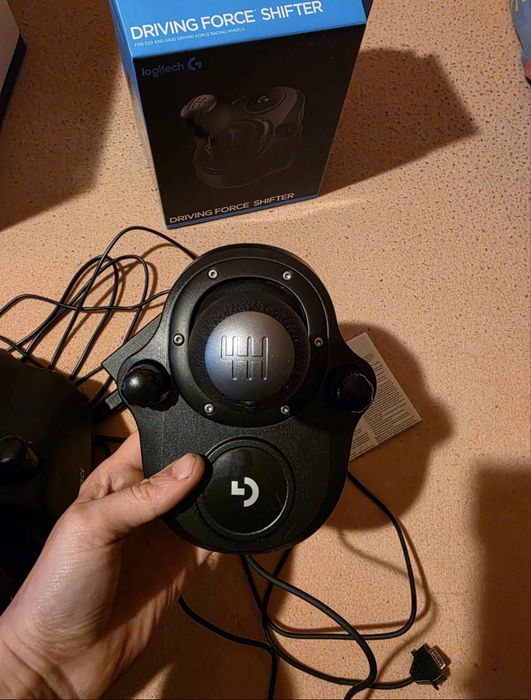 Volan gaming Logitech G923 și schimbător