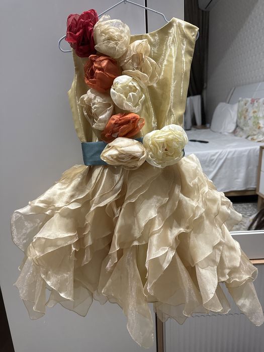 Платье нарядное для девочки 6-7 лет.