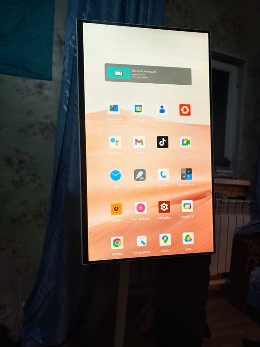 Большой планшет телевизор на колесах  32 дюйма