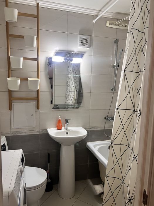 Азаттык (магазин Батыс) сзади