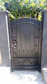 Метални врати и оградни пана .