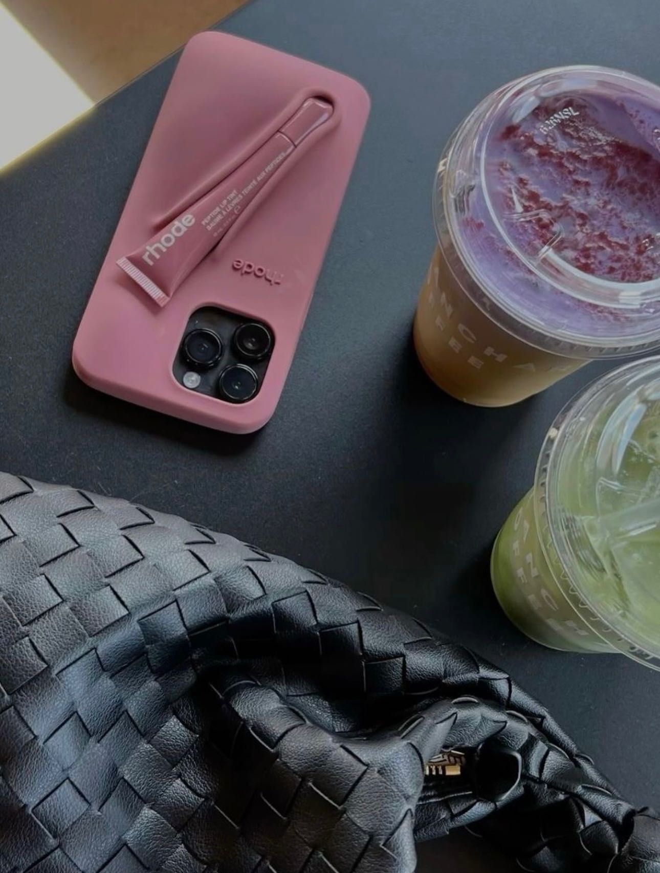 Силиконово розово калъфче за iPhone 11 на Rhode от Hailey Bieber