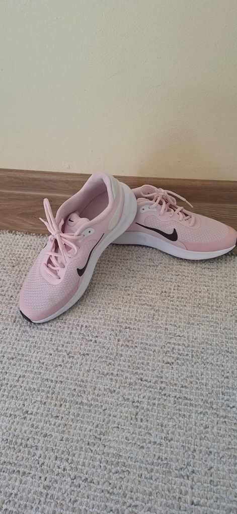 Дамски розови маратонки Nike 40 номер