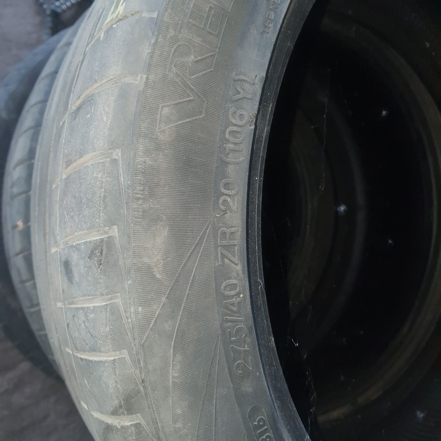 275/40R20 Vredestein