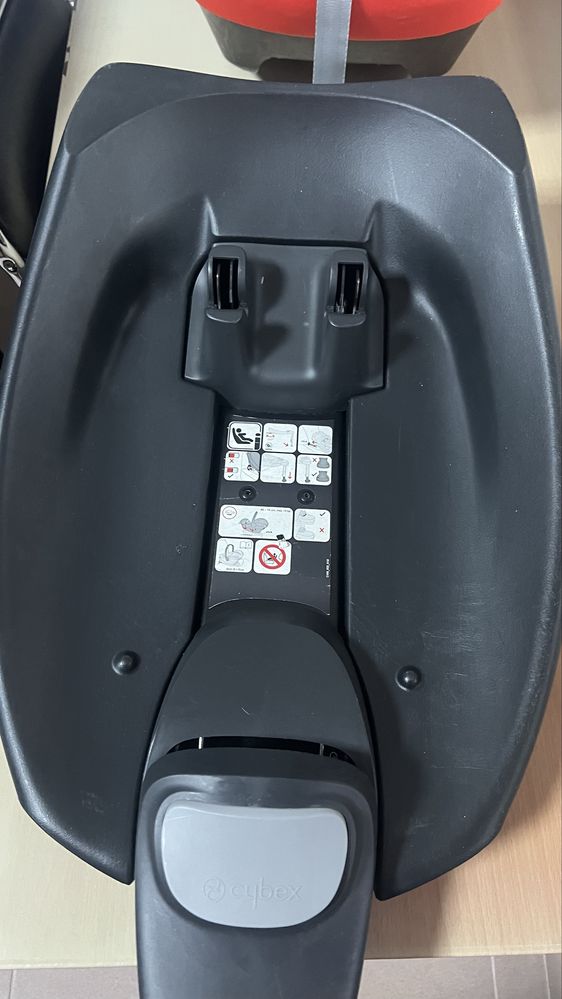 Бебешкото кошче за кола с изофикс база Cybex Aton Q i-Size isofix