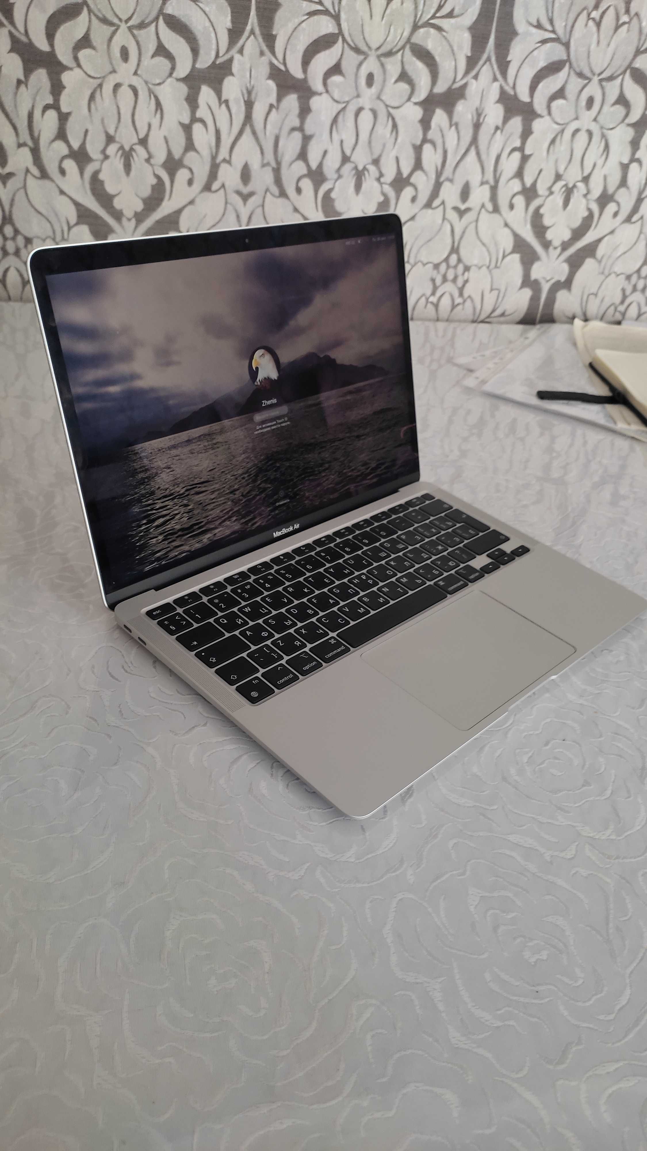 Macbook Air 13 MGN93 (RU) почти новый