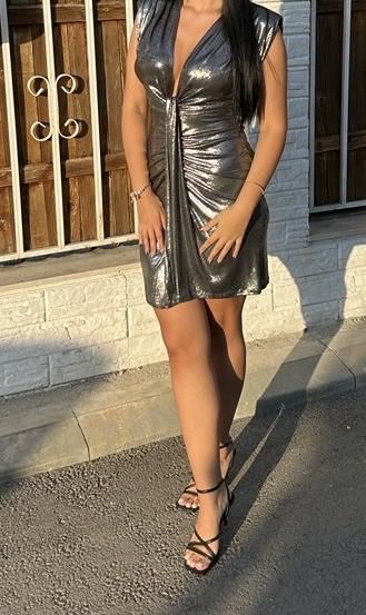 Къса рокля с дълбоко деколте