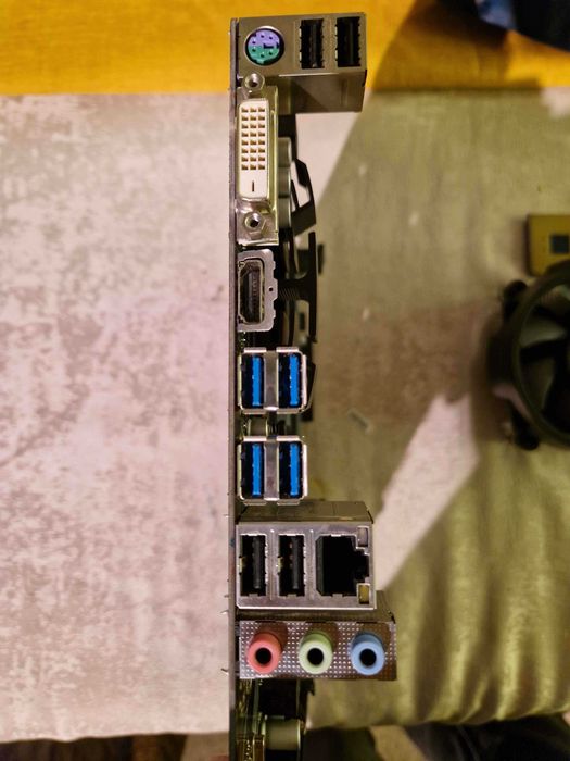 GIGABYTE B450M DS3H + Memorie RAM Corsair