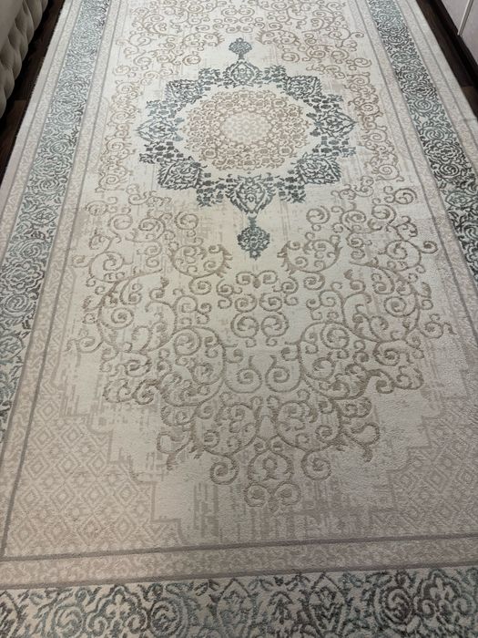 Ковры голубой 25000 коричневый 30000.