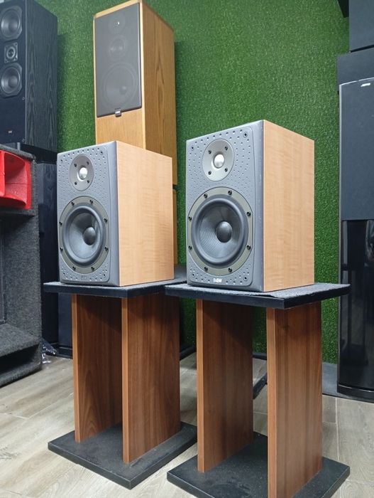 Букшелфи Bowers & Wilkins DM-303