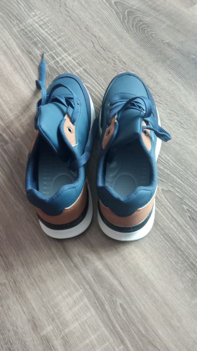 Vând doua perechi de adiasi mărimea 43 42