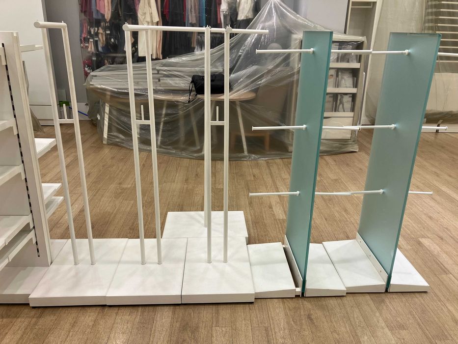 Продават се мебели от верига магазини за дрехи