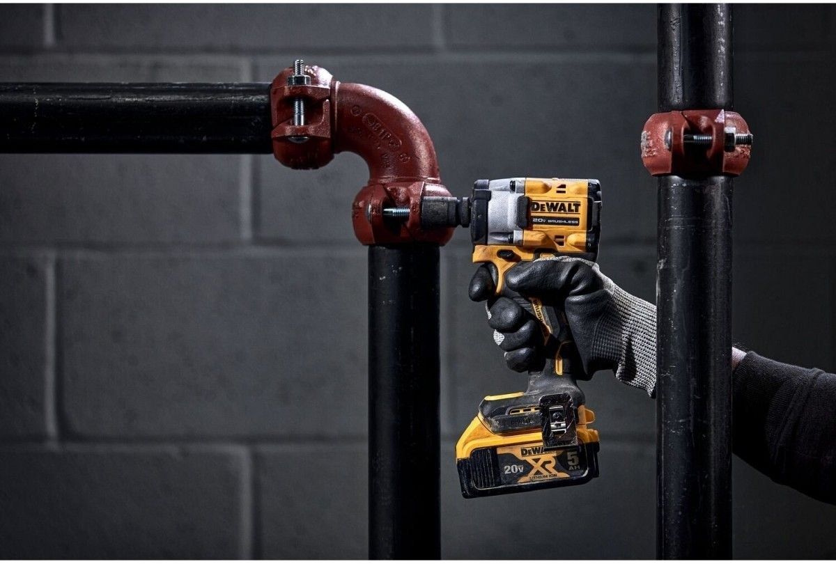 Dewalt ATOMIC компактный гайковерт 1/2