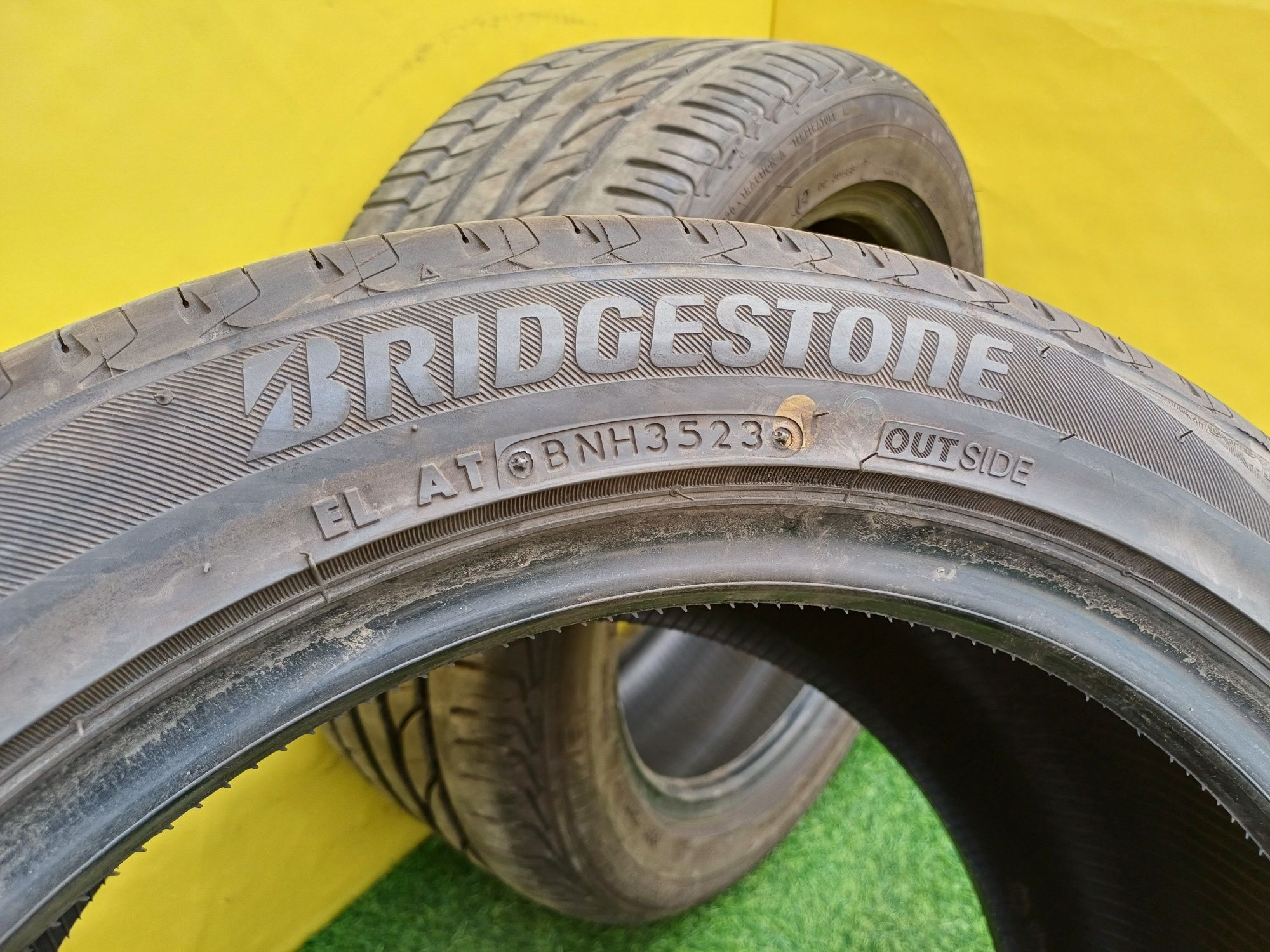 Шины 245/45 R17 Bridgestone  пара разный протектор.