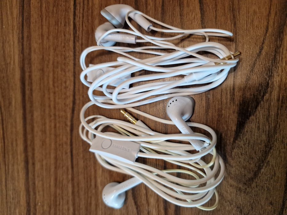 Căști Samsung, originale, mufa jack., 2 seturi, 30 lei setul.