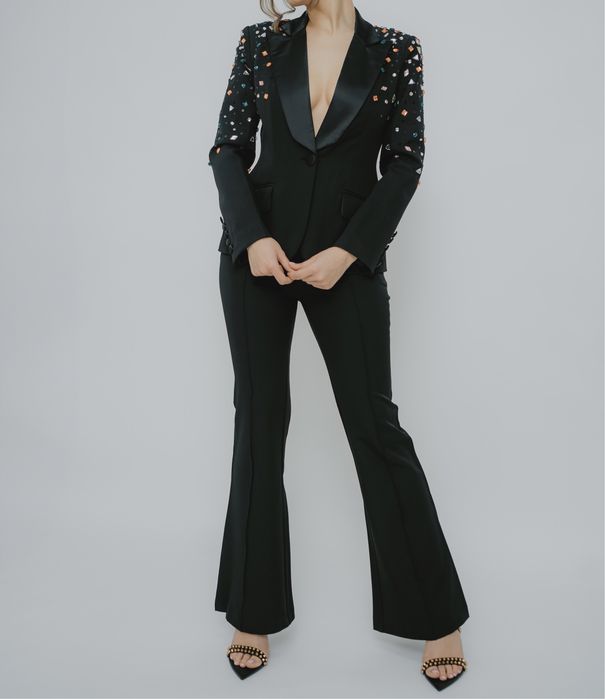 Vand costum cu pietre