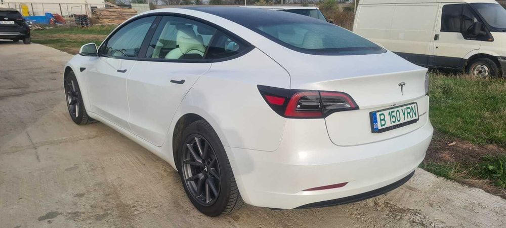 Vand tesla model 3 aug  2022 Long range piele alba