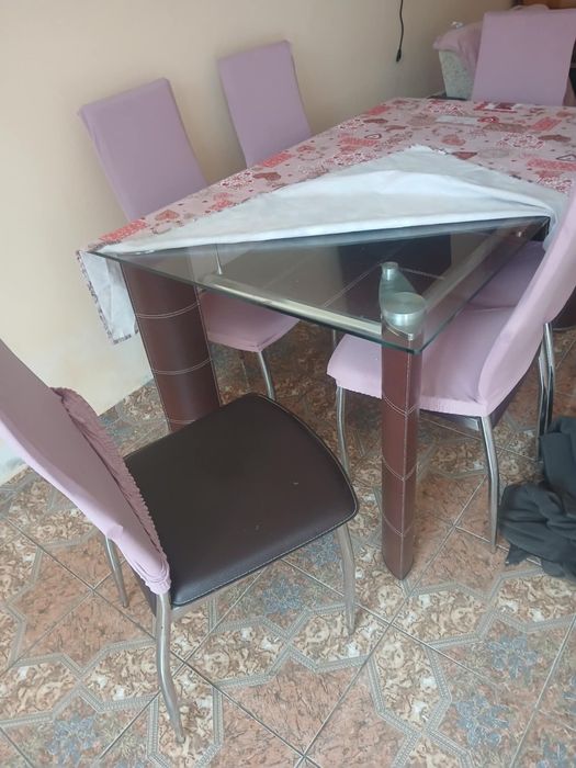 Bucătărie și masă cu scaune