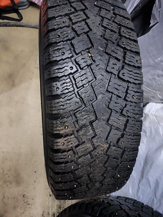 Продам зимнюю резину 265/70 R17