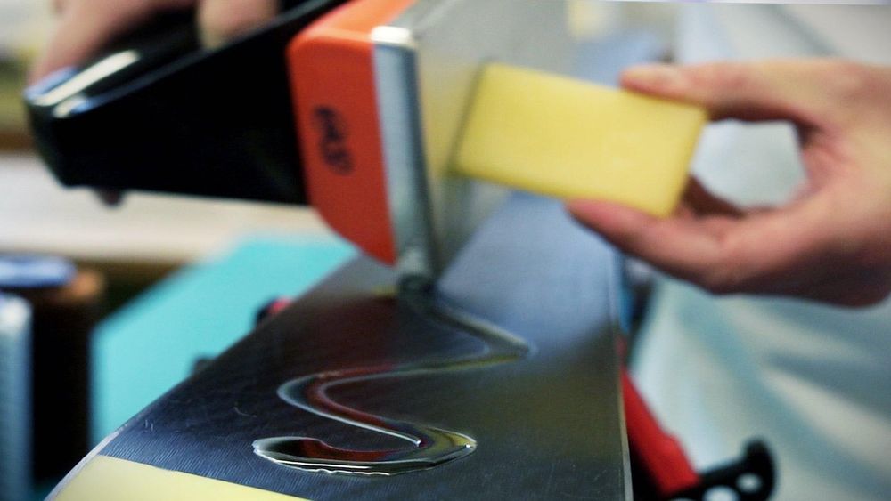 Ски и сноуборд сервиз - полагане на топла вакса (ваксиране)