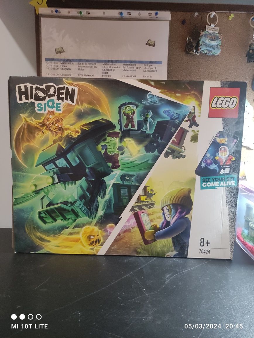 Vând lego Hidden Side trenul.si gara