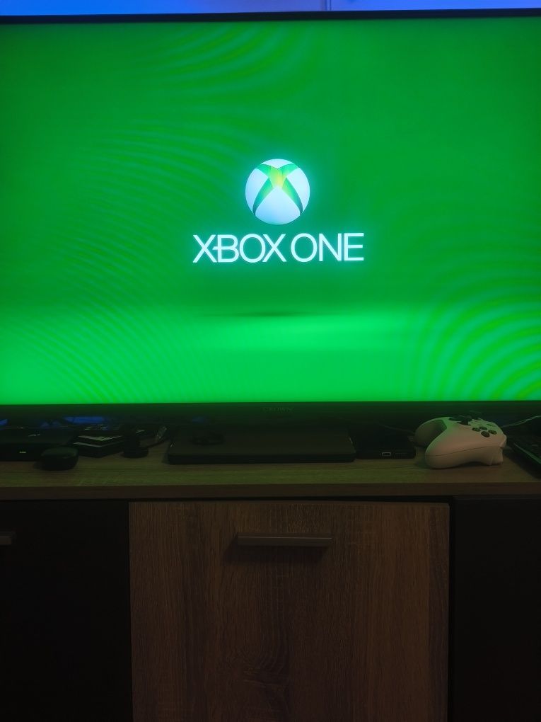 Продавам Xbox One S 1TB