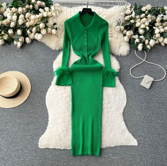 Rochie verde tricotata cu pene la maneci
