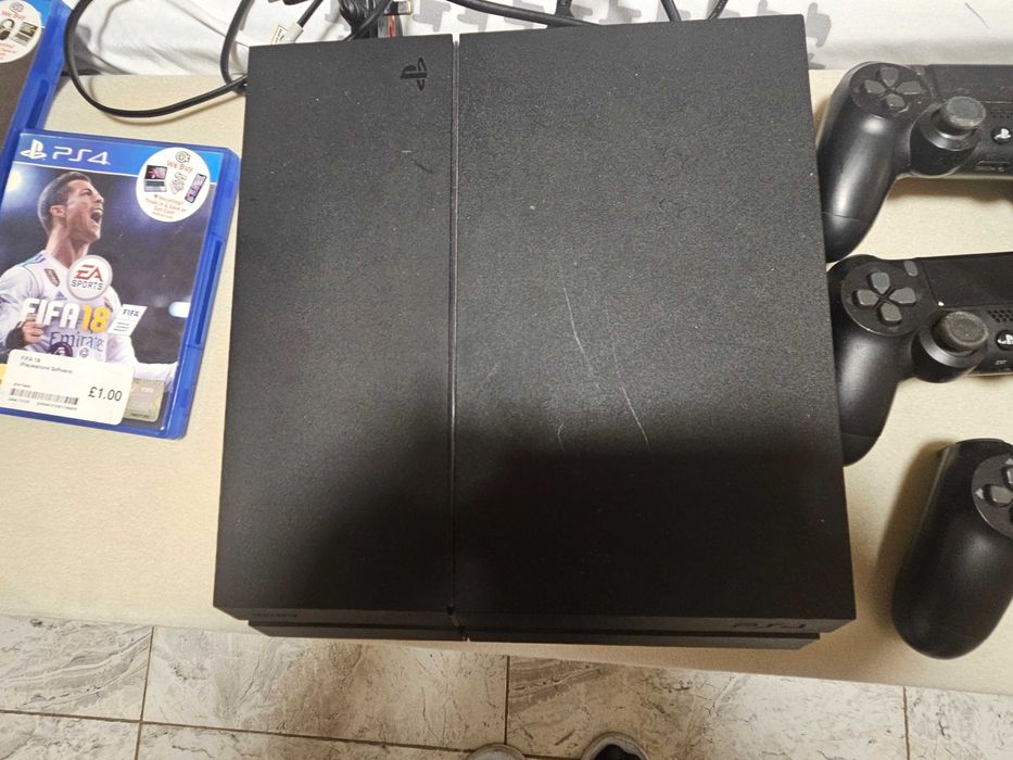 Плейстейшън 4 с 5 джоестика