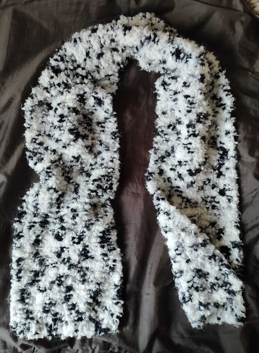 Ръчно плетен шал от мека и пухкава прежда