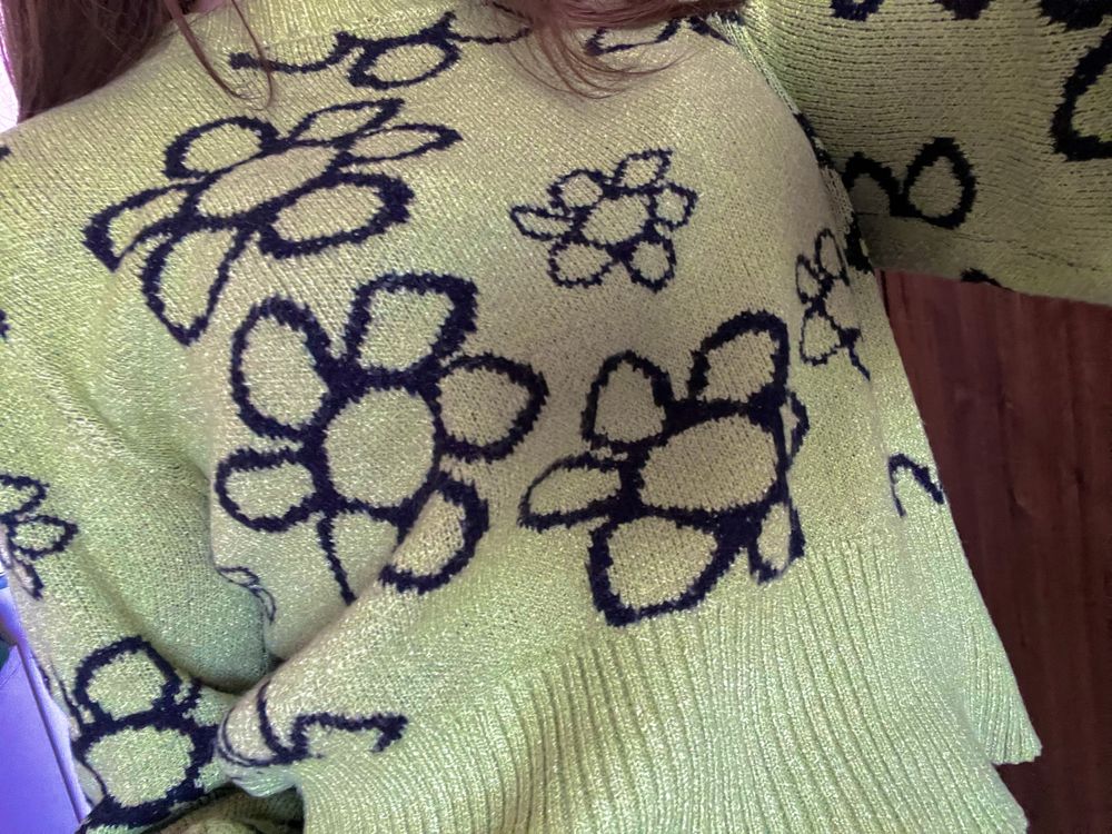 Пуловер на цветя.