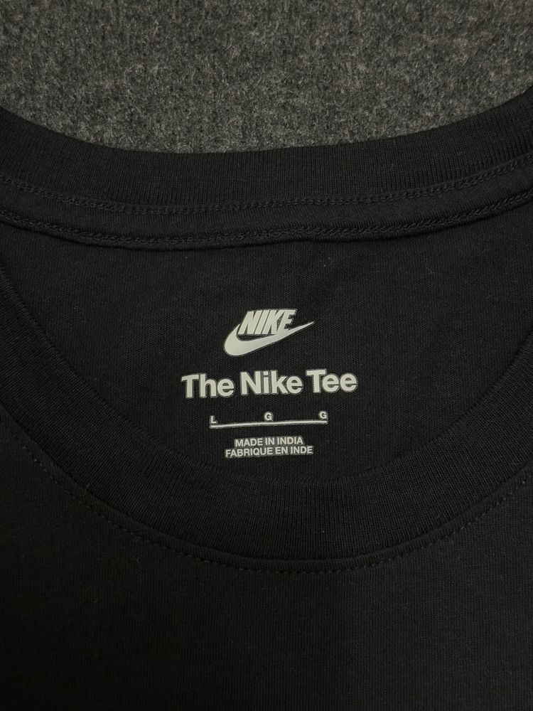 Тениска Nike.
