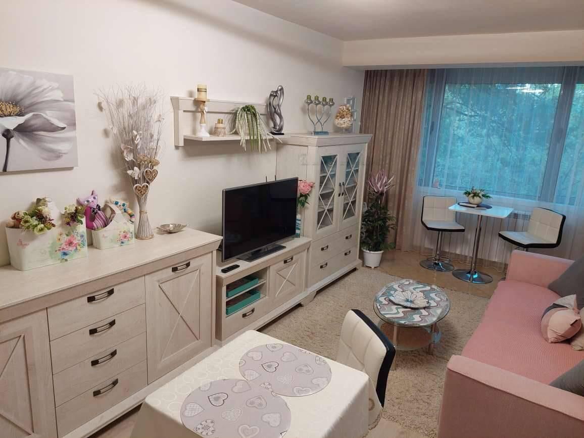 Дава се под наем Тристаен апартамент в Бургас, Лазур - 80 кв.м за 586.5 € - Снимка #1
