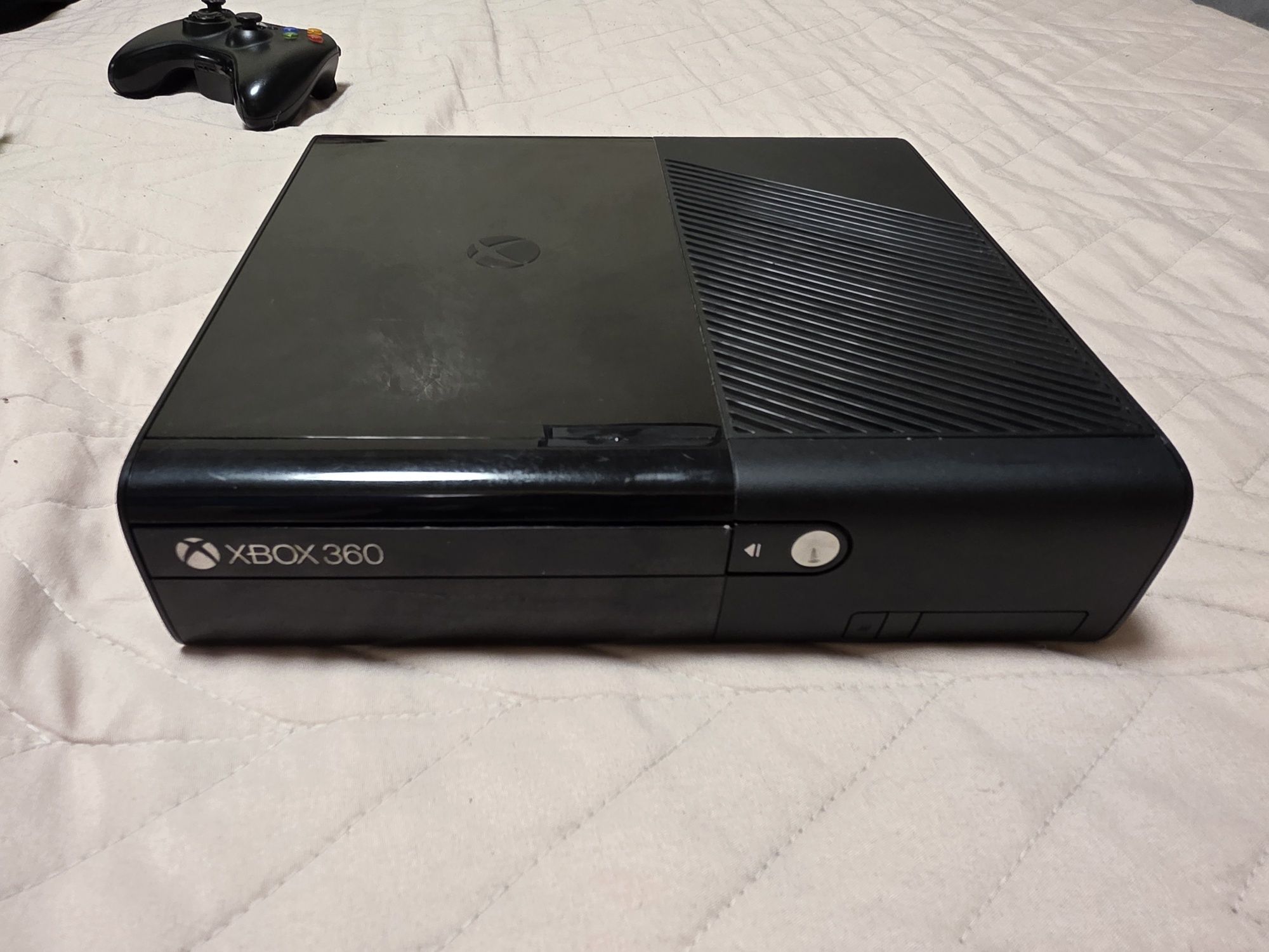 Продавам Хbox 360 e