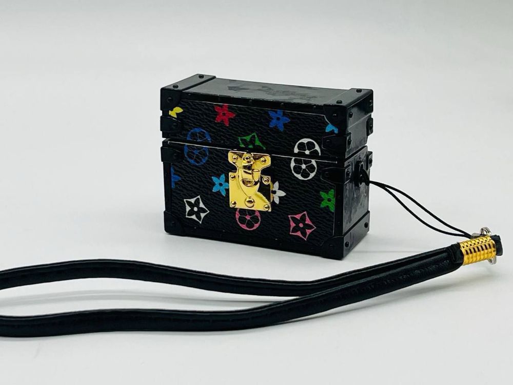 Cutie Louis Vuitton pentru casti