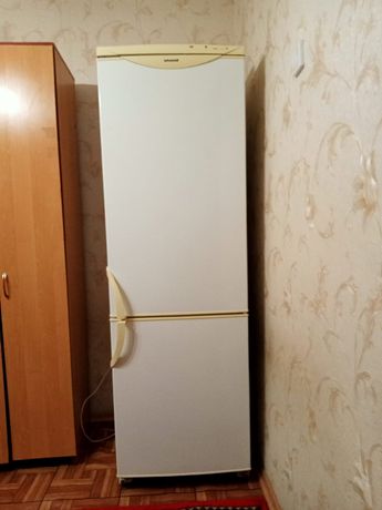 Холодильник двухкамерный, в отличном состоянии.