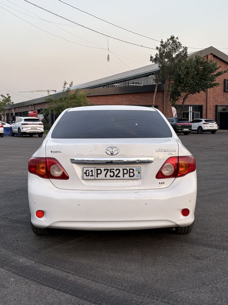 Tayota carolla 1.8L oq rangi zo'r holatda