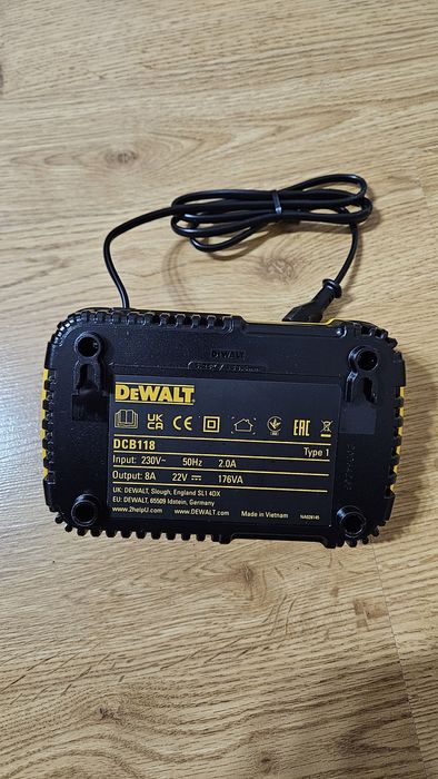 Dewalt Incarcator rapid profesional - 8Ah 18v 54v - XR FlexVolt