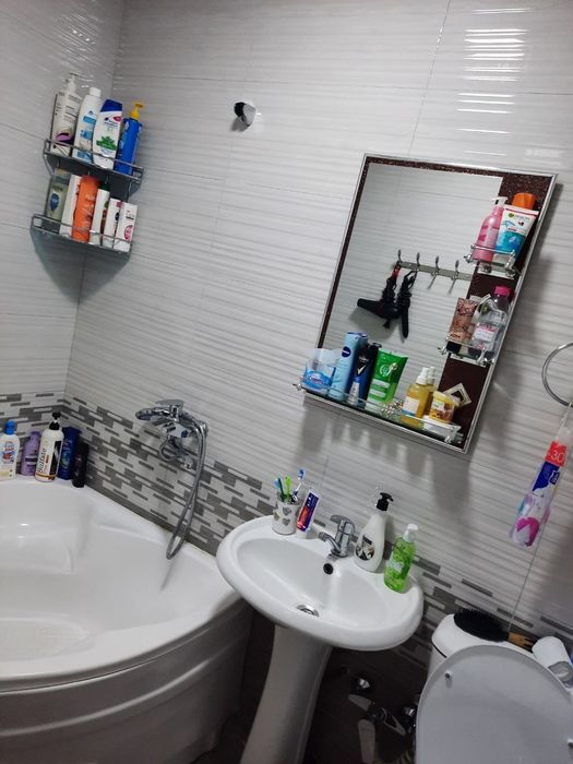 Маслазавод томонда жойлашган 1 хонали люкс шароитли квартира ижарага б