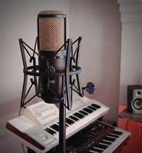 Студиен микрофон AKG P220 + Стойка