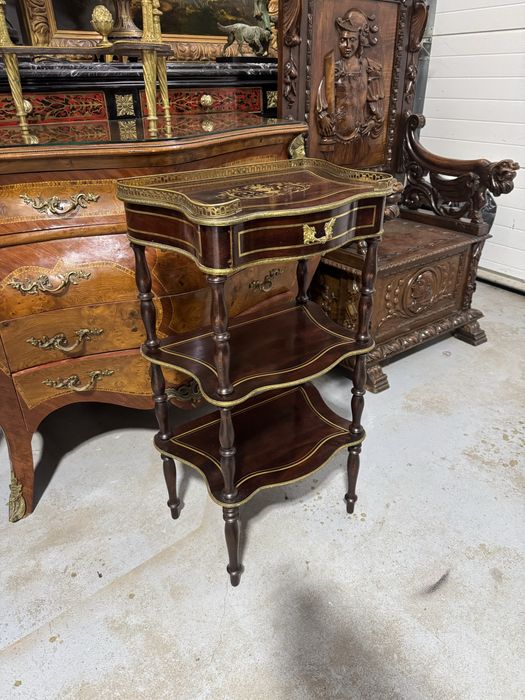 Etajera nepoleon III, cu intarsii si ornamente din alama