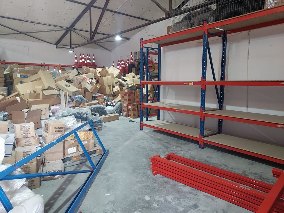 Vând rafturi metalice reglabile