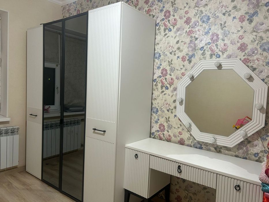 Шкаф, комод айнасымен сатылады