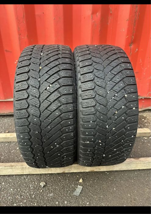 Продам два шипованых 235/45/18