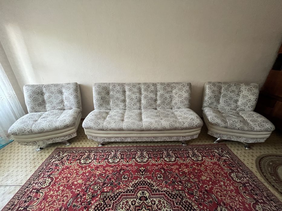 Срочно продам диван с креслами