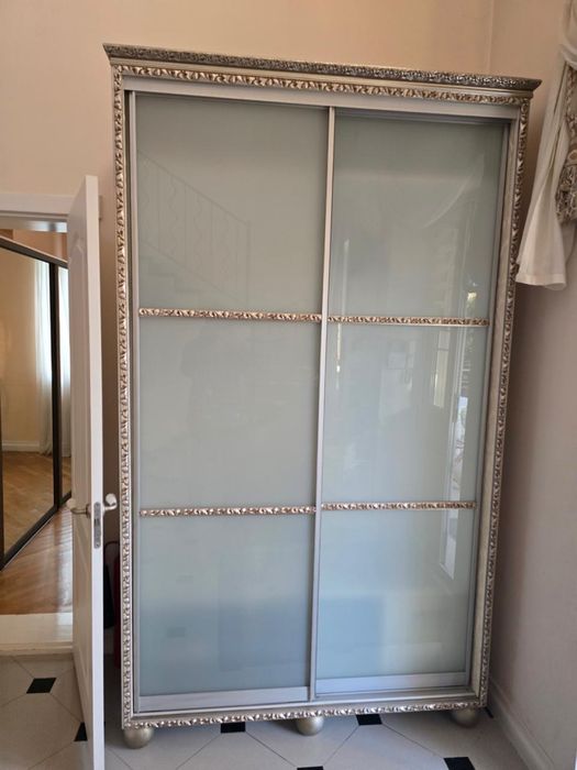 Шкаф в серебристом обрамлении. Распродажа в профиле
