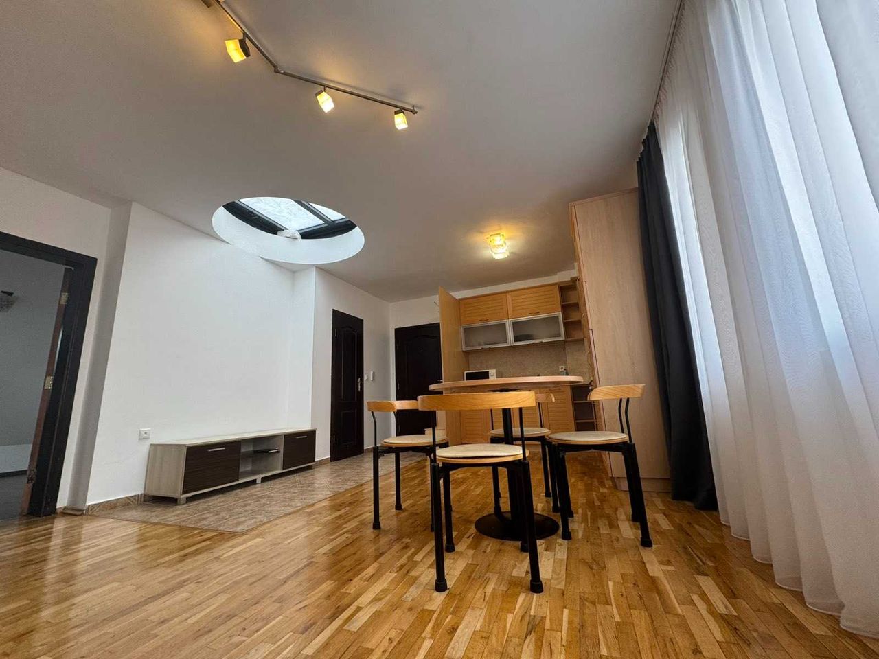 Дава се под наем Двустаен апартамент в Варна, Център - 65 кв.м за 663 € - Снимка #5